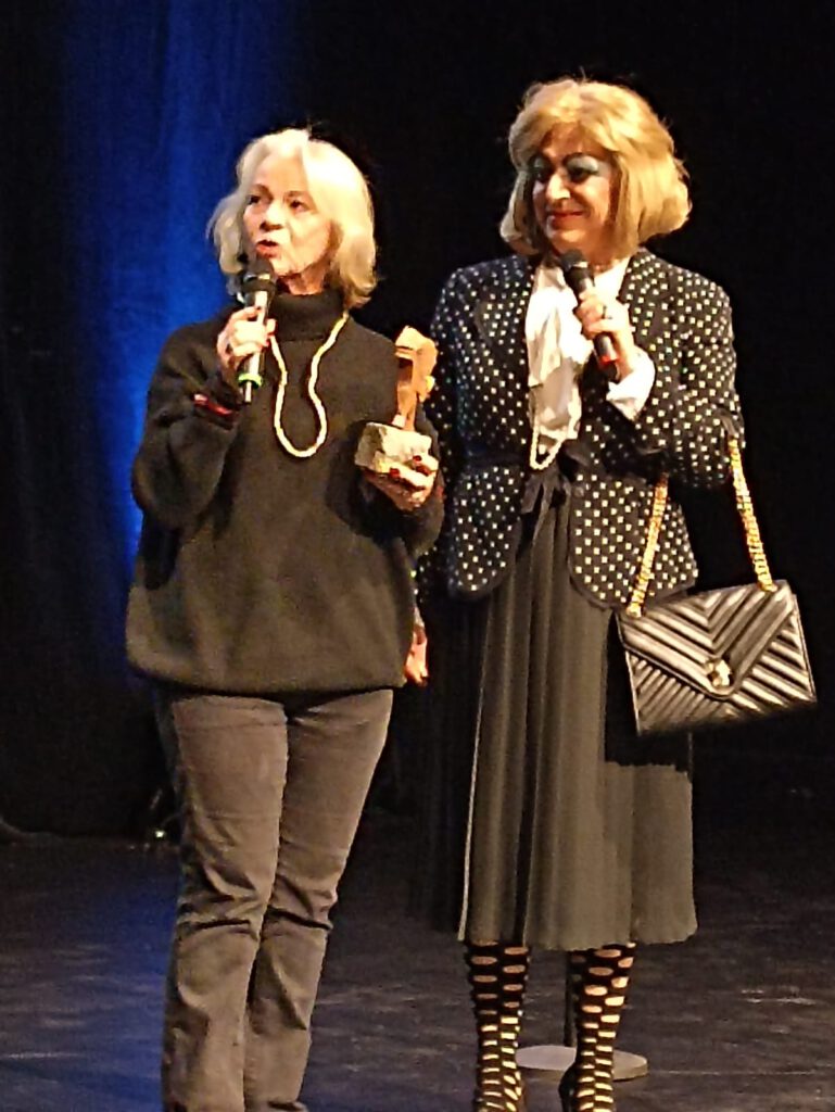 Das Foto zeigt die Preisträgerin Susanne Heydenreich und den Künstler Sascha Diener in der Figur der "Zaza" aus La cage aux folles.