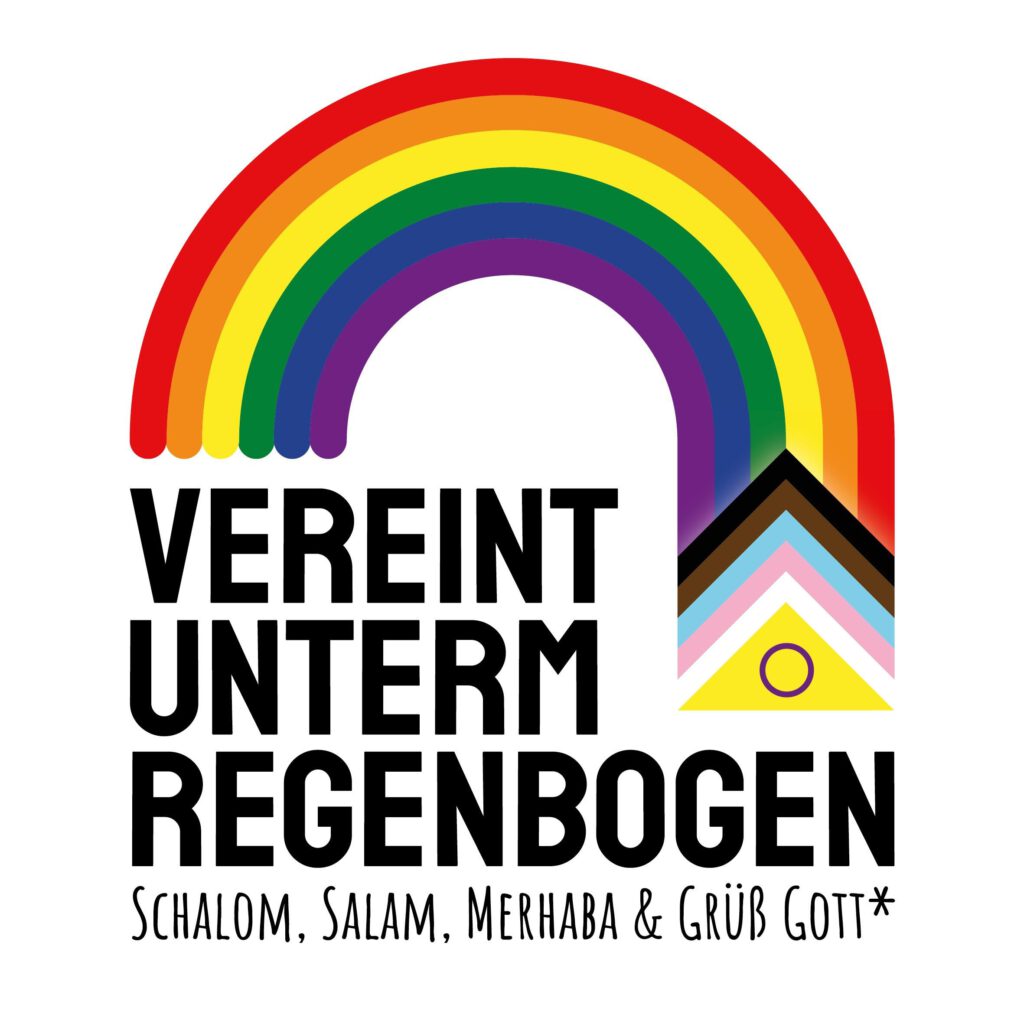 Das Logo zeigt einen gemalten Regenbogen mit Progressive-Pride-Bezug. Unter dem Regenbogen der Schriftzug "Vereint unterm Regenbogen" und darunter: "Shalom, Salam, Merhaba & Grüß Gott*"